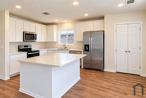 5 bed, 2546 sqft, $3,300 — Photo 2