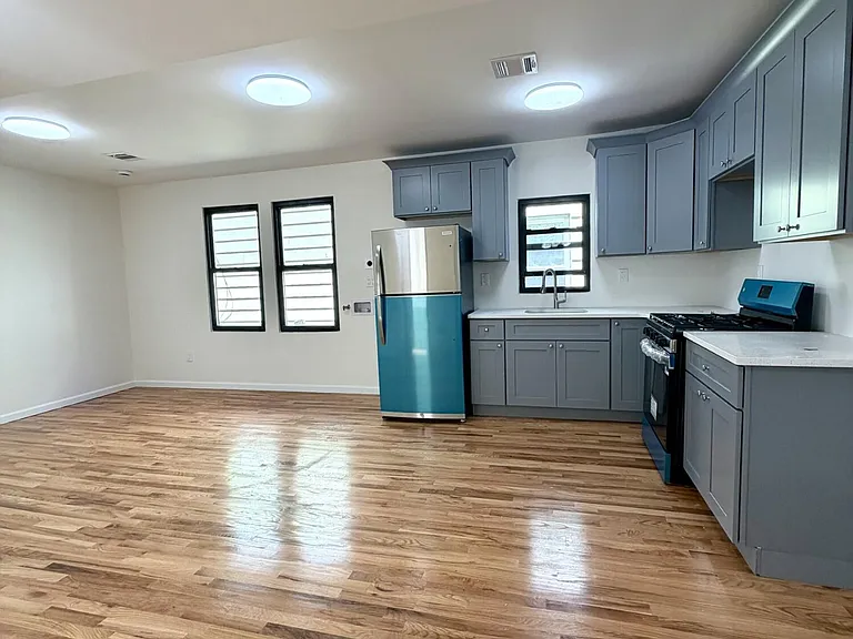 19 Tompkins Ct — Photo 2