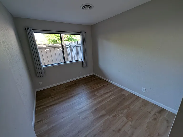 2650 Jones Rd #11 — Photo 4