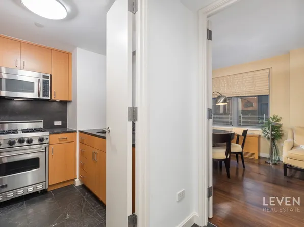 100 West 58th Street image 10 of 17