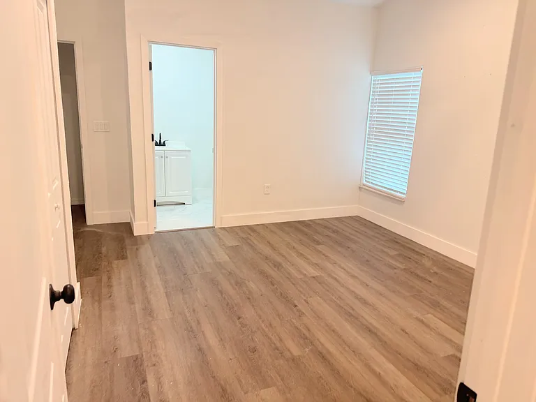 NE 2nd Pl — Photo 10