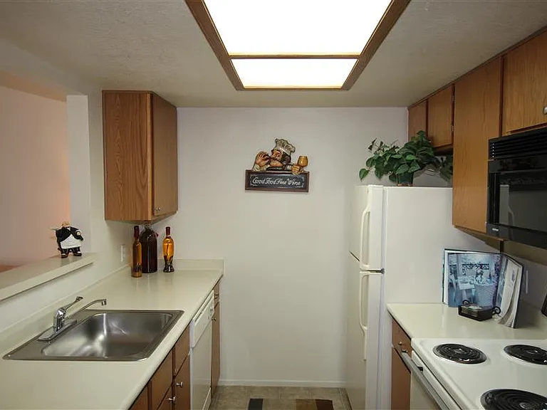 Eaglerock Village Apartments — Photo 33