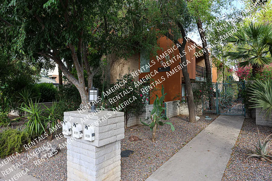 4820 N Woodmere Fairway
