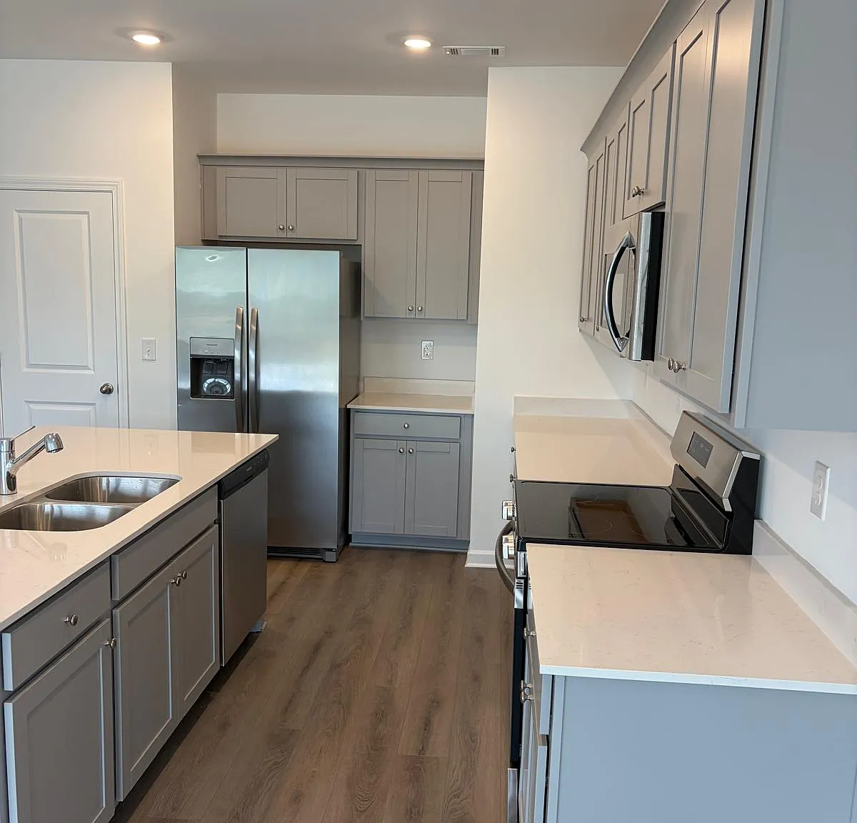 3 bed, 1815 sqft, $1,999 — Photo 2