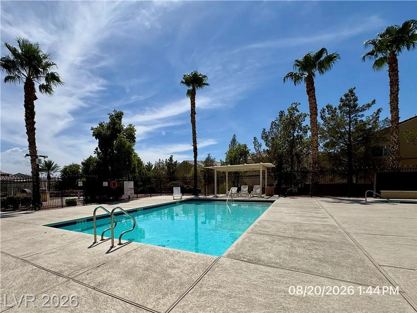Spacious 3-Bedroom Townhome with Private Yard & Community Pool — Photo 3