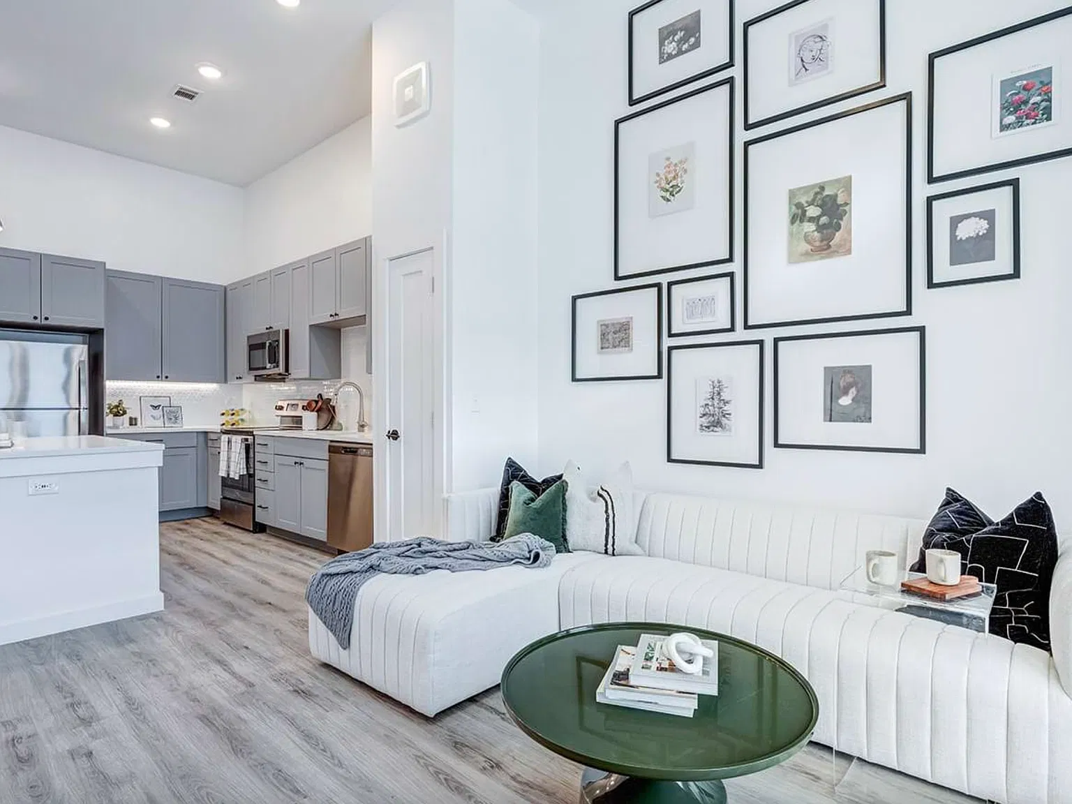 10 Weeks Free at South Congress, Amenities Galore, Sleek Open Concept, w/d! — Photo 4
