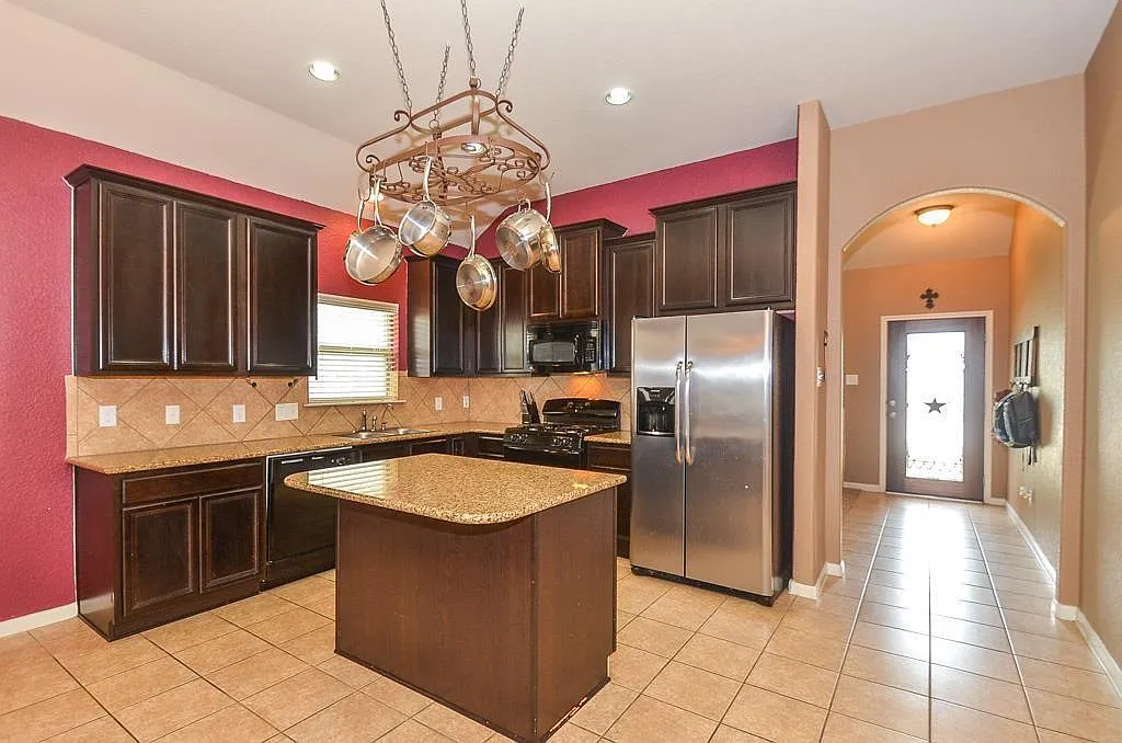 3 bed, 2.0 bath, 1756 sqft, $2,100 — Photo 2
