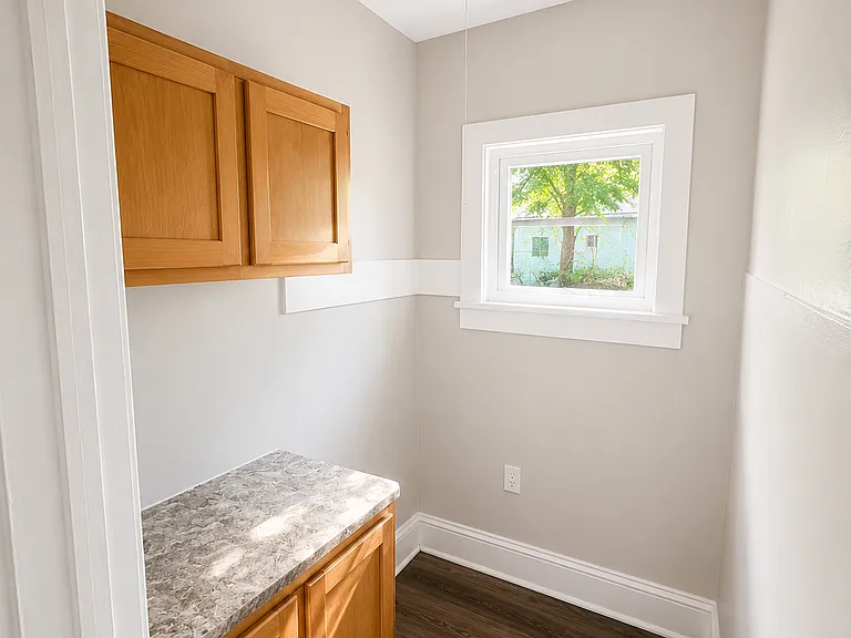 1462 Parkhill Rd — Photo 5