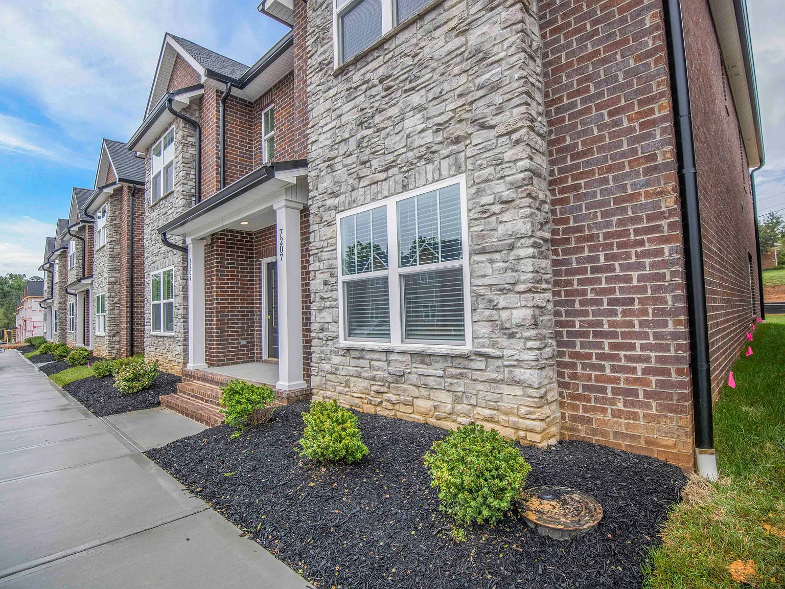 3 bed, 2.5 bath, 1868 sqft, $2,400 — Photo 3
