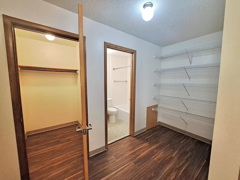 Rolling Hills Apartments — Photo 22
