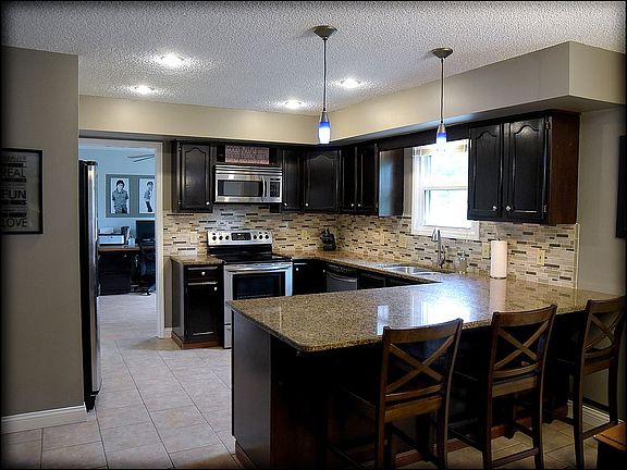 3rd image of 8137 Country Oaks Sta