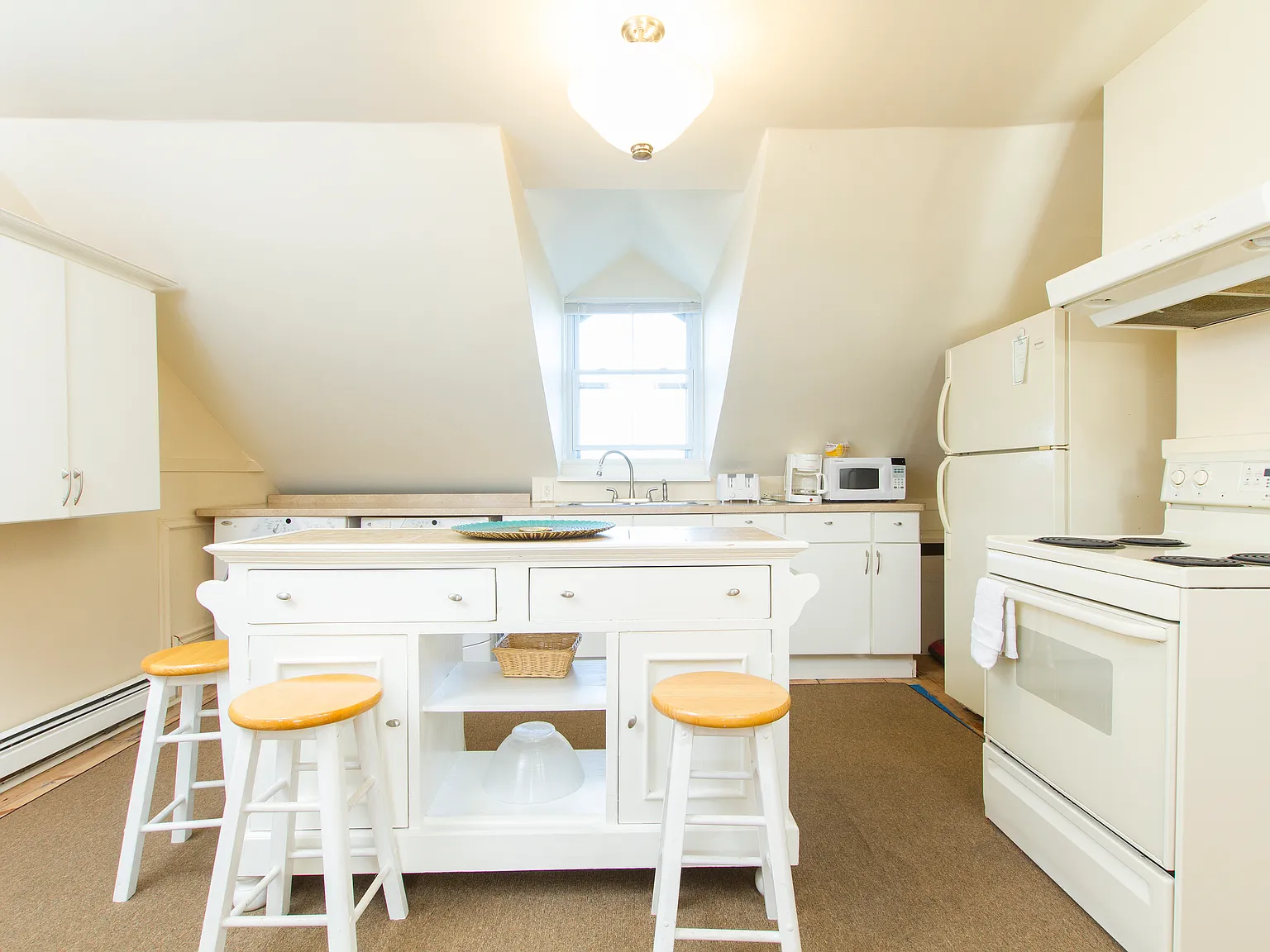 2 bed, 800 sqft, $3,000 — Photo 1