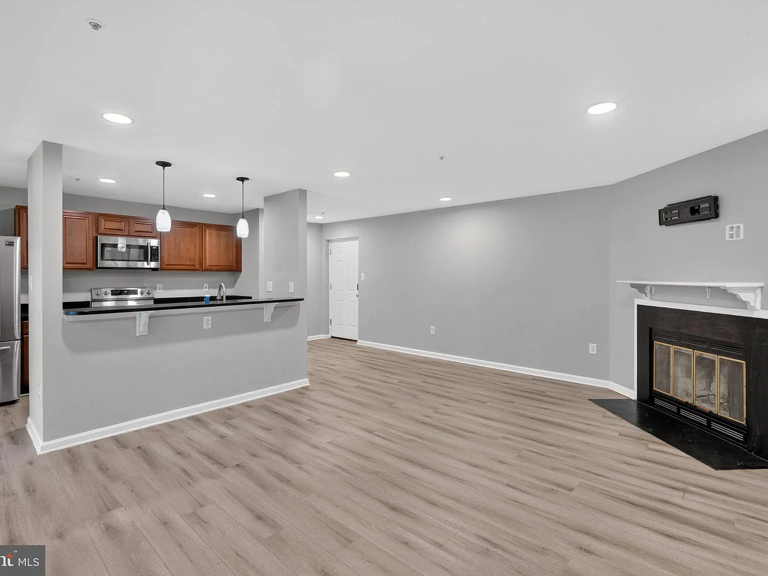 2 bed, 2.0 bath, 1024 sqft, $2,350 — Photo 1