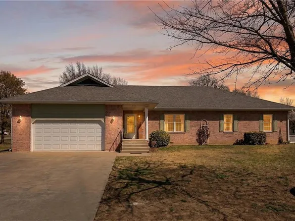 2136 N 8th St, Independence, KS 67301