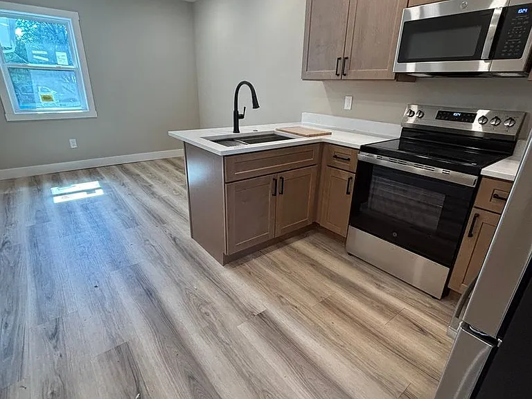 106 E Sycamore St — Photo 24