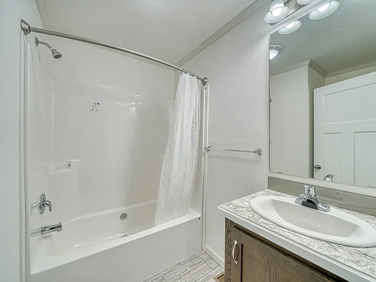 904 W 6th St — Photo 3