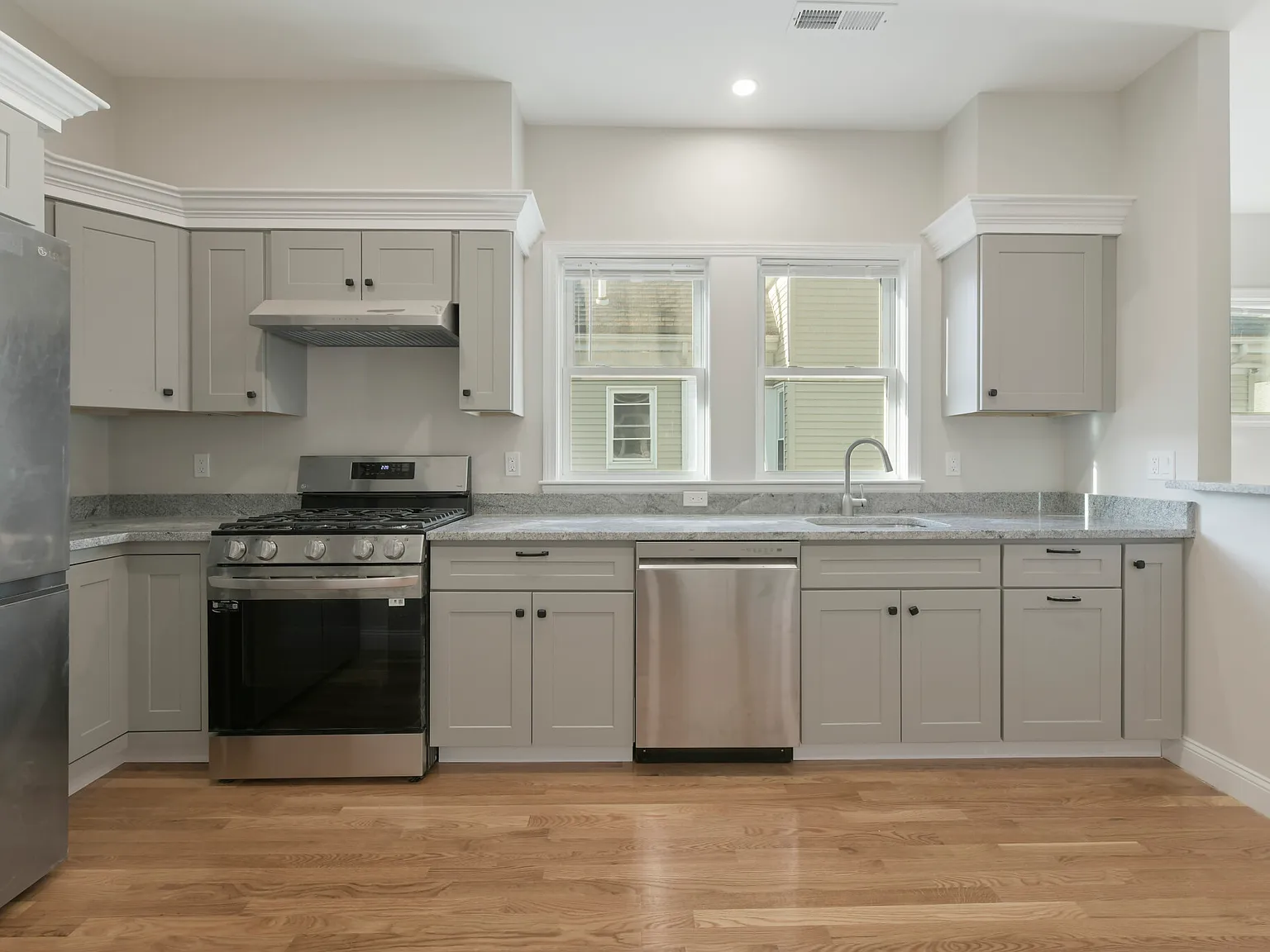 4 bed, 2000 sqft, $5,200 — Photo 4
