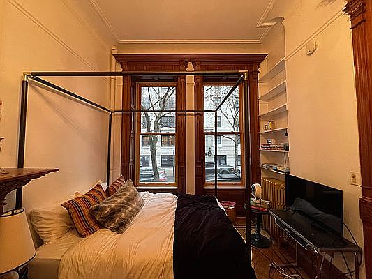 5th image of 16 W 71st St APT 1