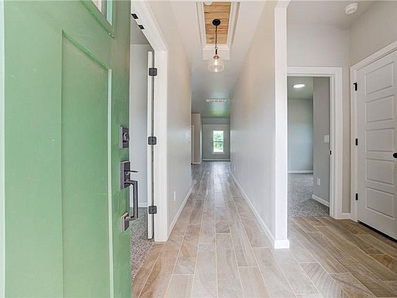 3rd image of 2429 Creekside Cir