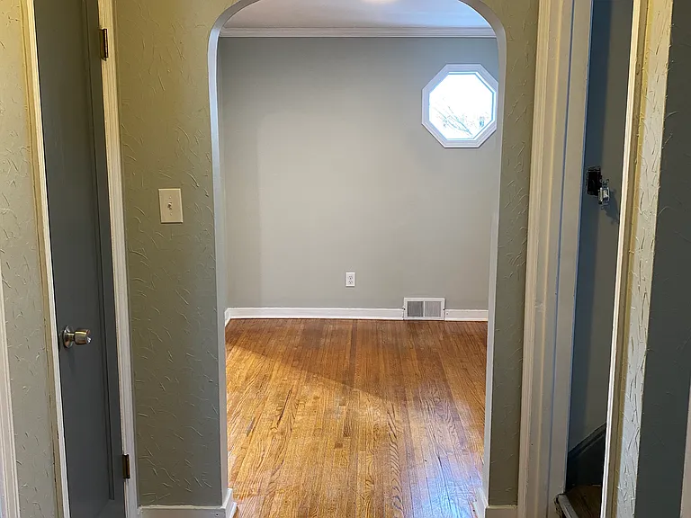 120 W Royal Pkwy — Photo 13