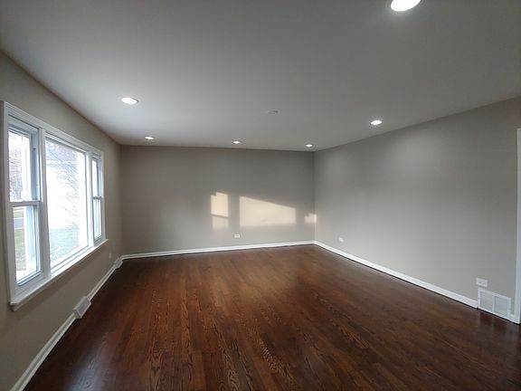 2nd image of 16053 University Ave