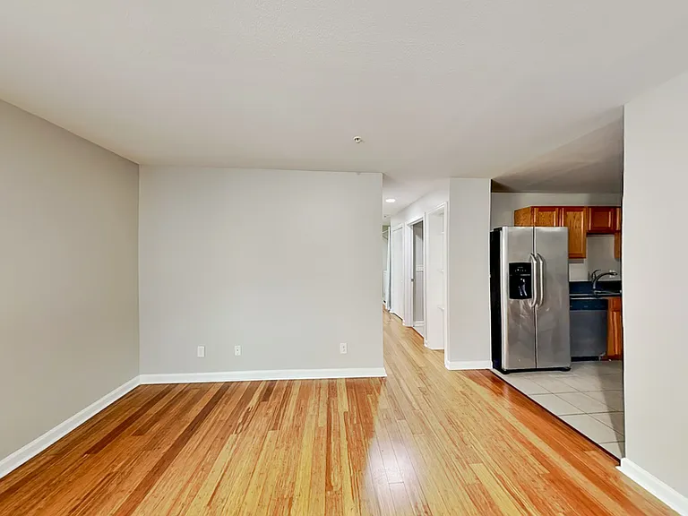 1020 Camelot Dr — Photo 4