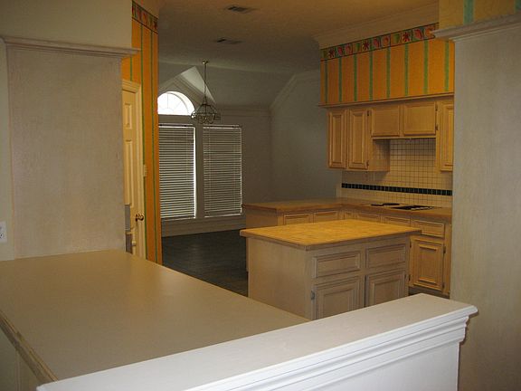 Morning area thru kitchen 