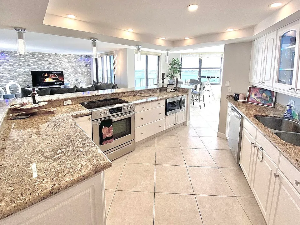 5420 N Ocean Dr #906