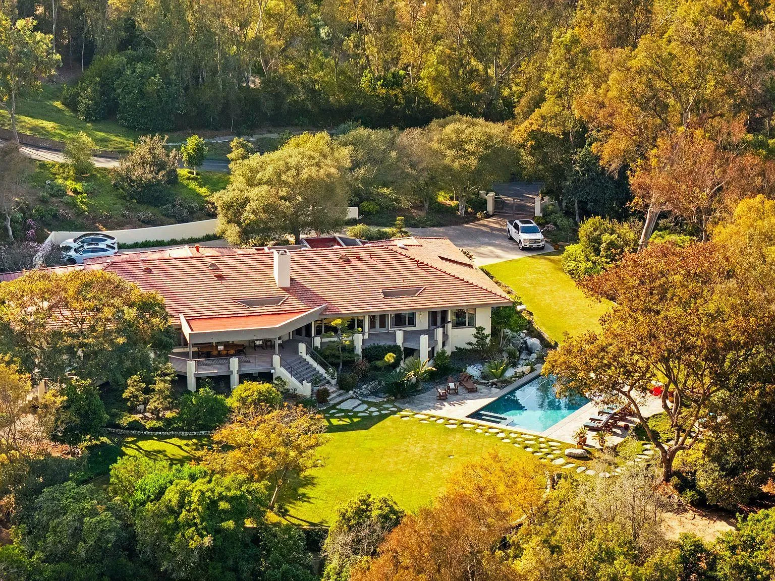 4 bed, 3.5 bath, 3900 sqft, $30,000 — Photo 1
