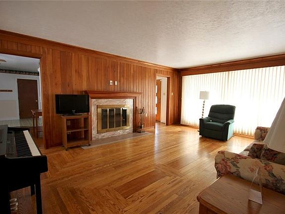 3rd image of 611 Fairmont St