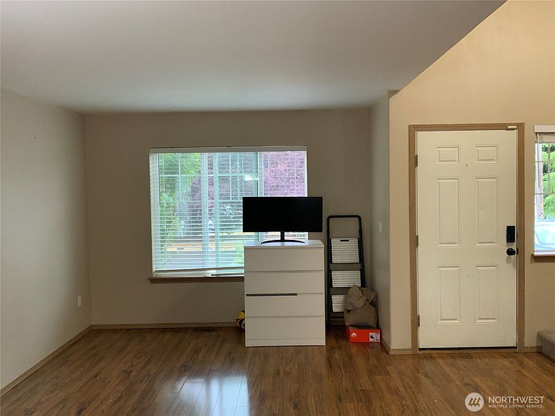 3rd image of 1606 185th Street E