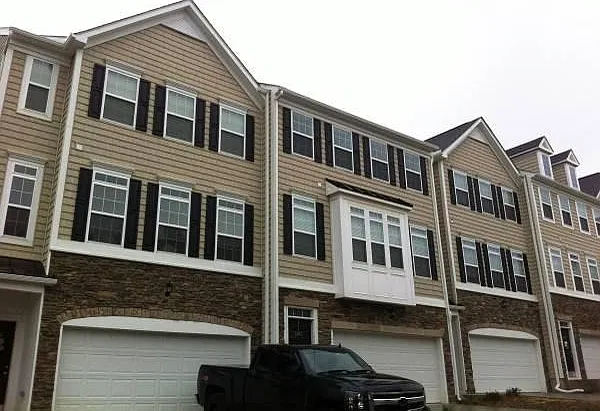 4 bed, 3.5 bath, 2700 sqft, $2,400 — Photo 1