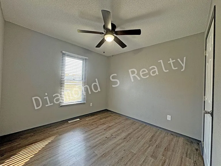 1503 W Rainey Duplex — Photo 11