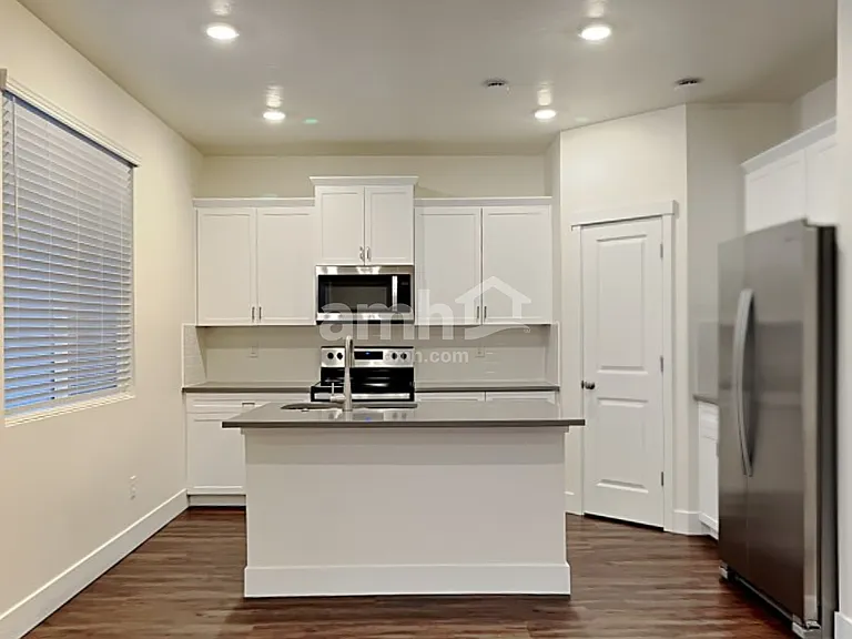 1053 S Woodsome Ave — Photo 4