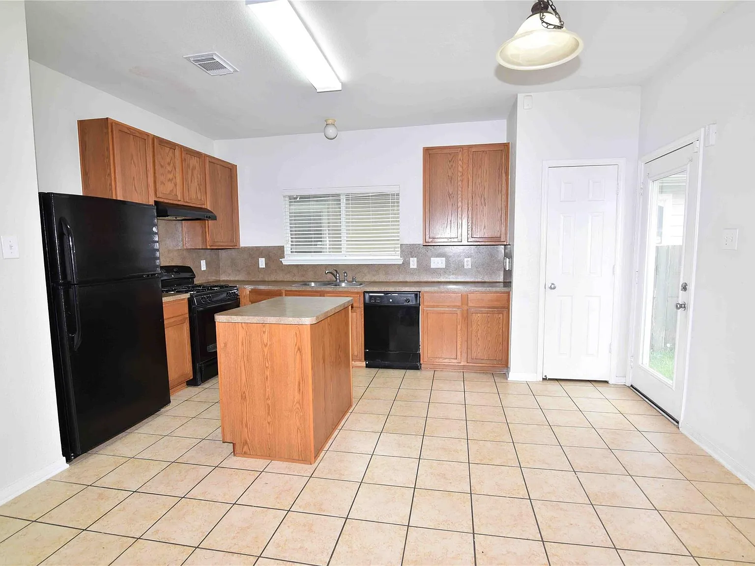 4 bed, 2.5 bath, 2140 sqft, $2,100 — Photo 3