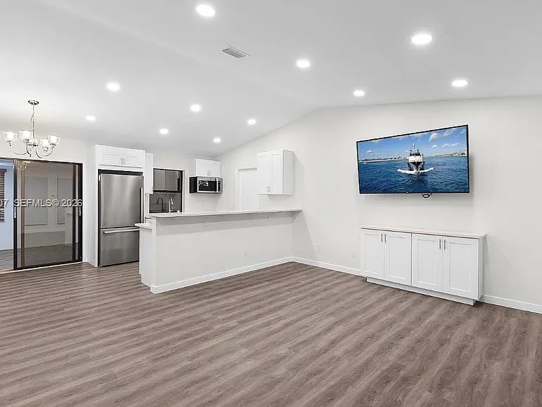 981 SW Bay State Rd — Photo 4