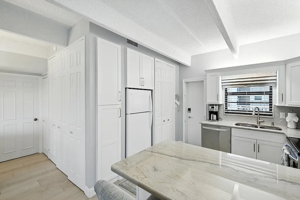 2 bed, 800 sqft, $3,000 — Photo 3