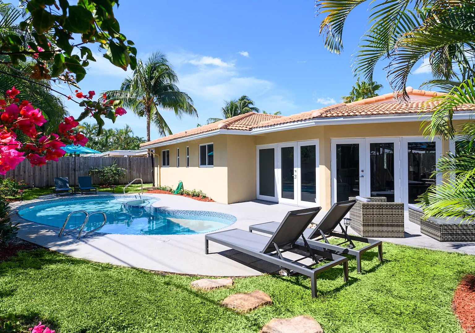Private Pool 4BR 6 Min to Fort Lauderdale Beach — Photo 1