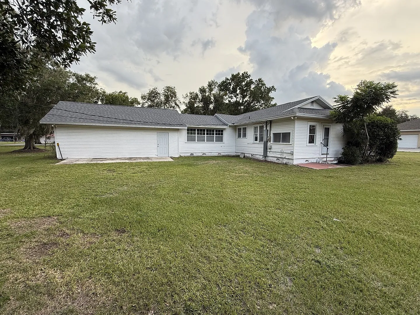 2-Bedroom + Bonus room, 2 1/2 Bath, Large 2-Car garage, Available Now — Photo 3