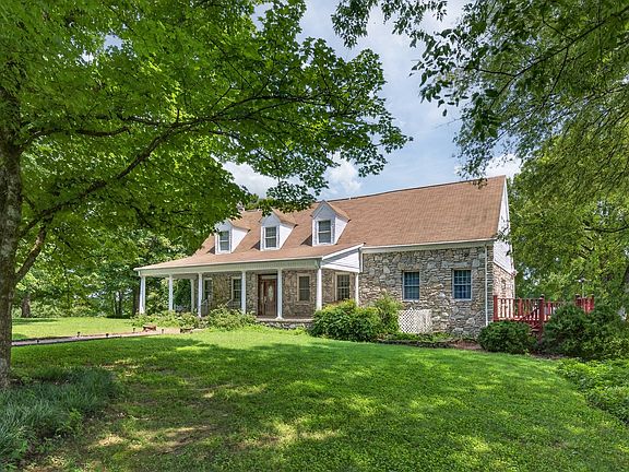 3rd image of 135 Clayton Ln