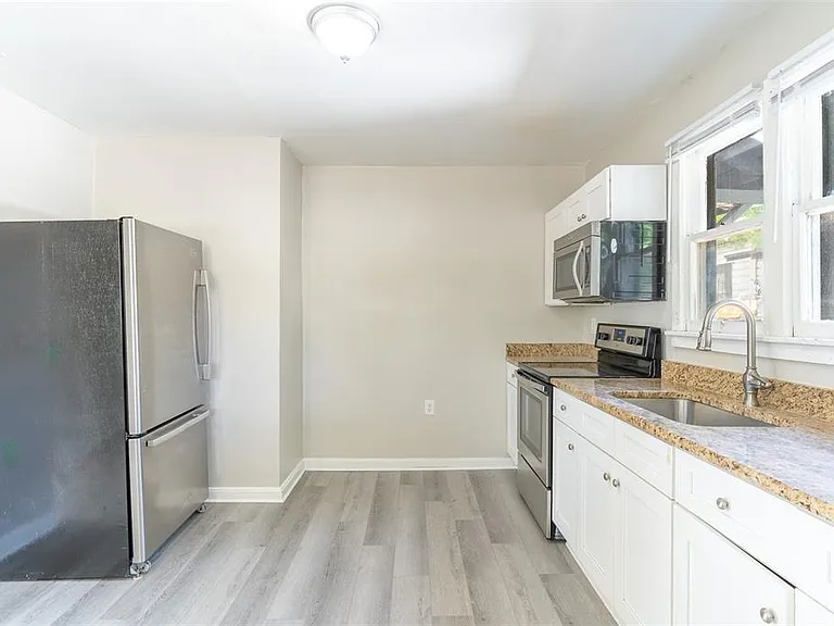 106 Avenue D SW — Photo 3