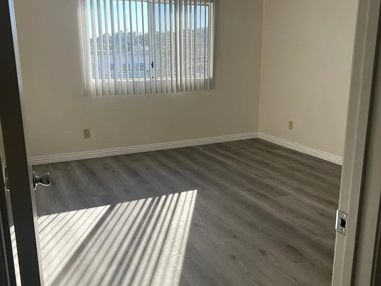 Large, clean room with mirrored closet doors