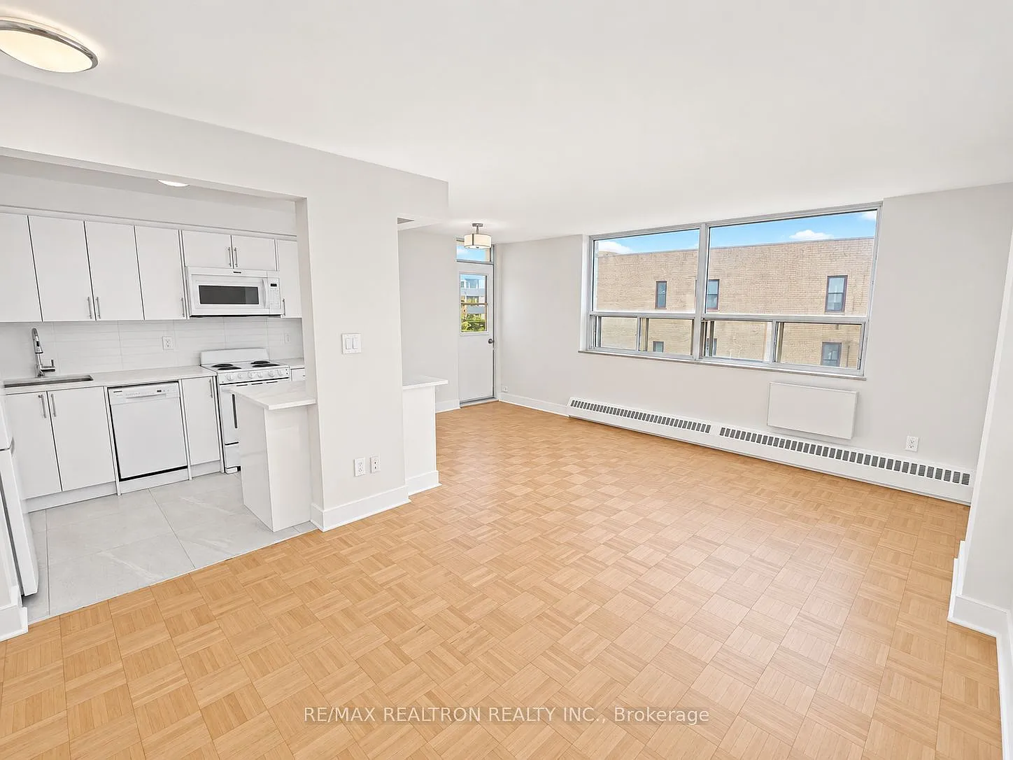 490 Eglinton Ave E — Photo 2