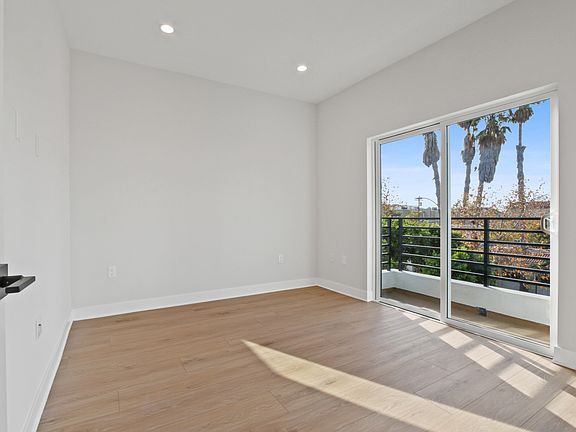 5th image of 1530 S Hayworth Ave #Penthouse 1