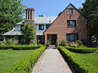 4 Melbourne Rd, Great Neck, NY 11021