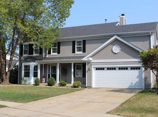 21 Mustang Ct, Streamwood, IL 60107