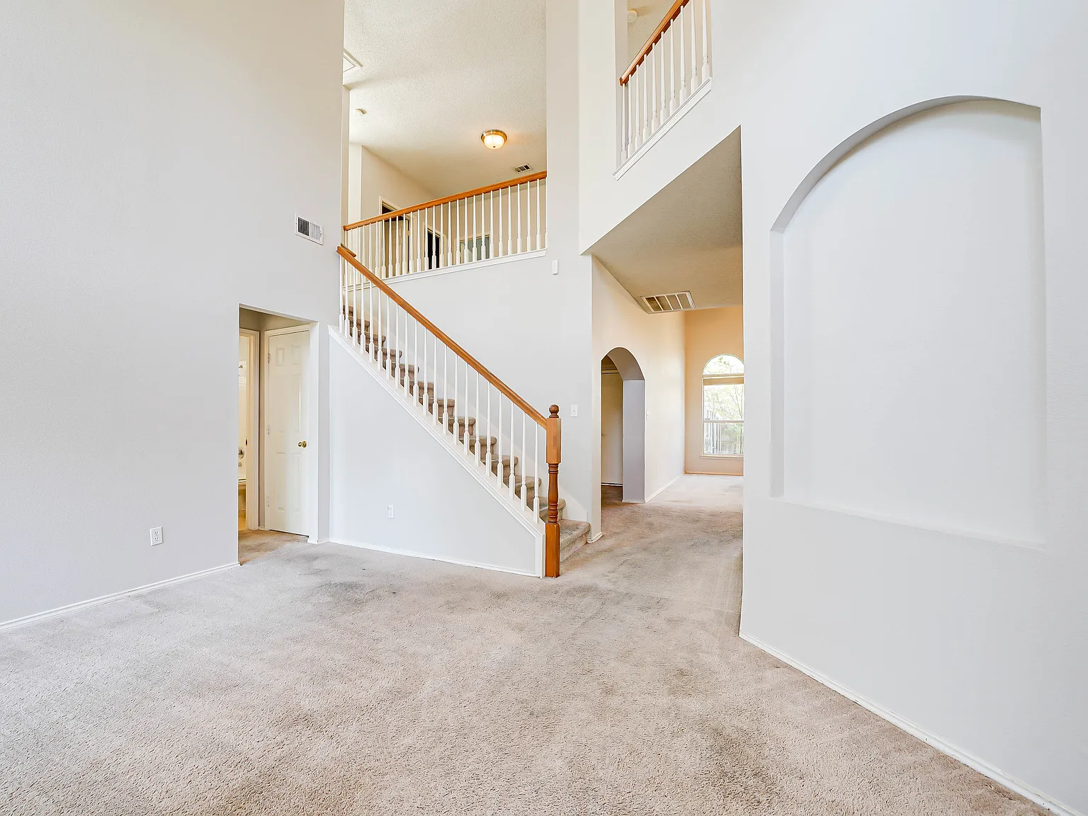 5 bed, 2572 sqft, $2,595 — Photo 4