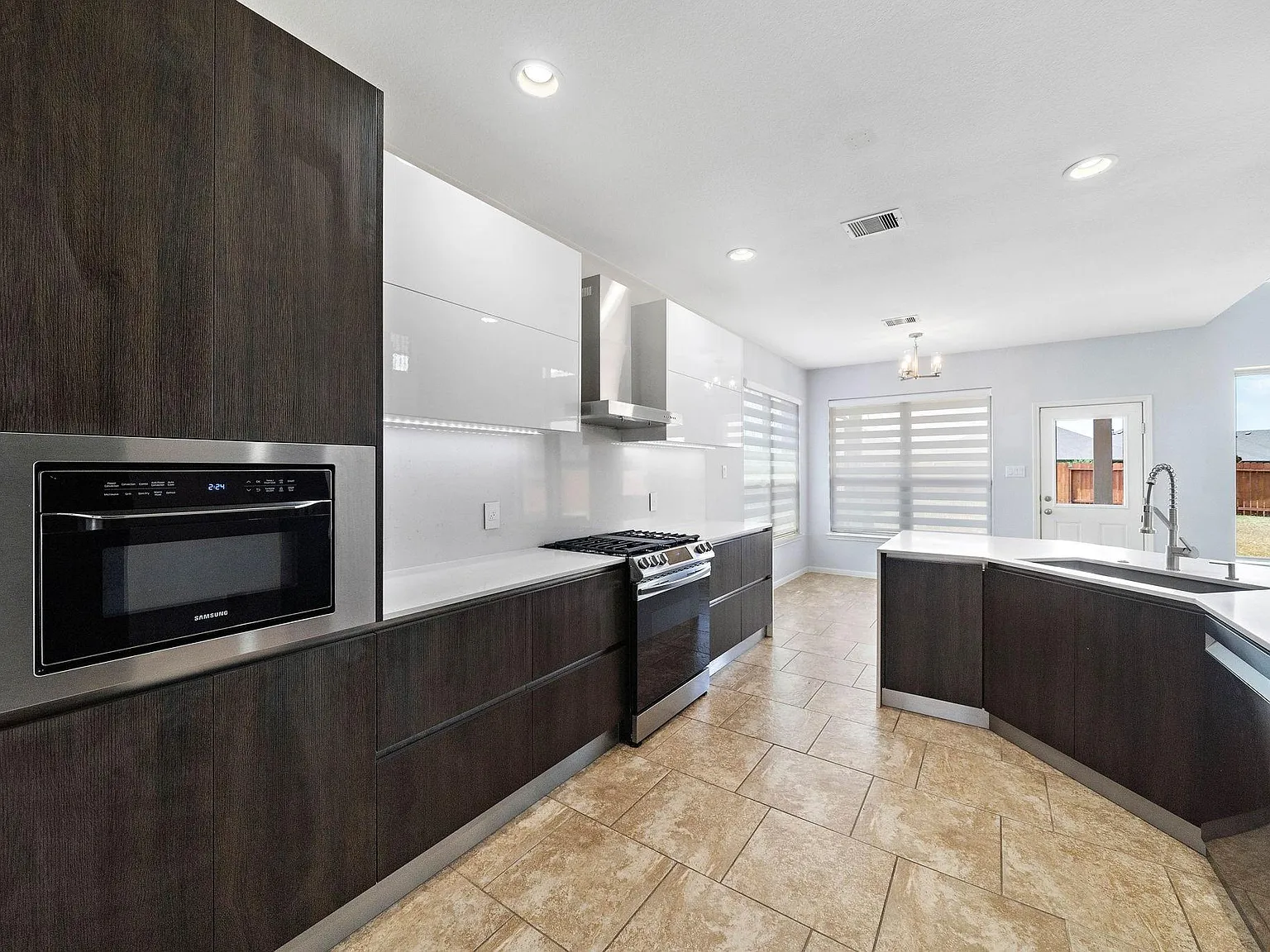 4 bed, 3.5 bath, 2538 sqft, $2,875 — Photo 2