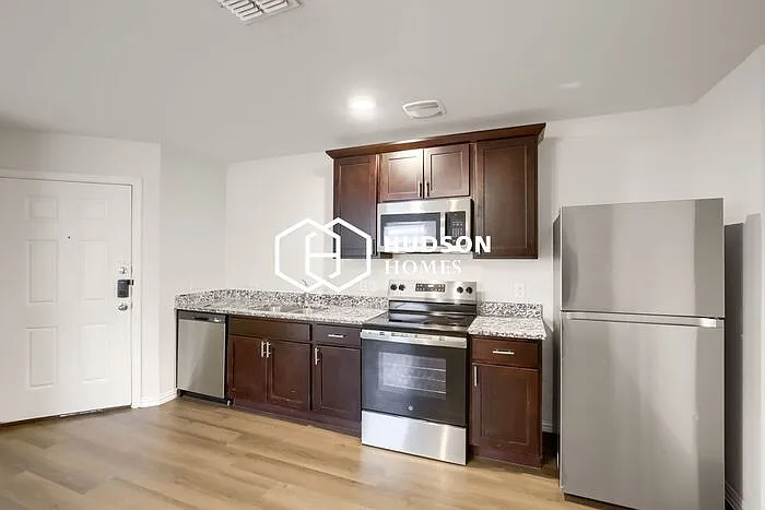 413 Lottie St #B — Photo 6