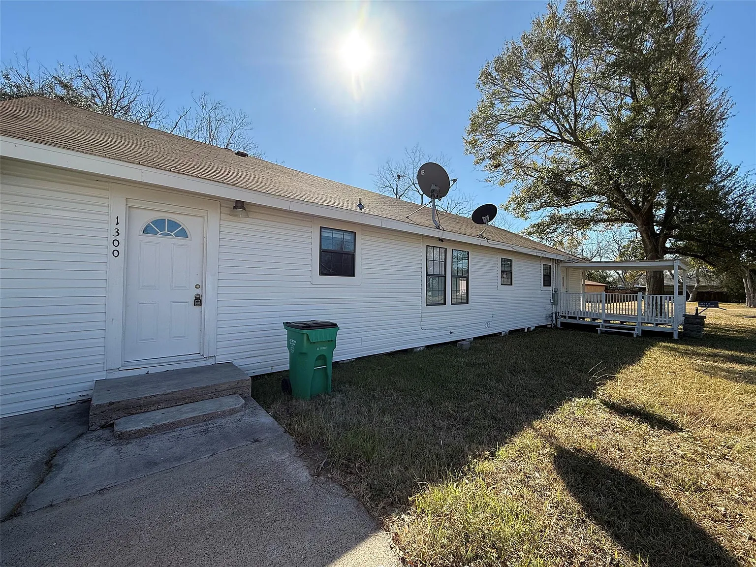 4 bed, 2.0 bath, 2440 sqft, $1,750 — Photo 1